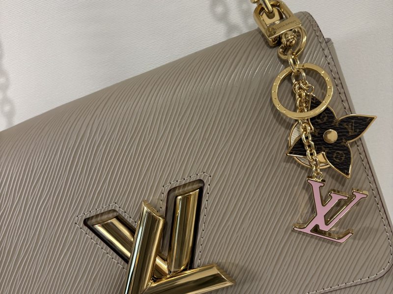 루이비통 여성 스프링 스트리트 백참 키링 M01187 내돈내산 리뷰 착샷까지